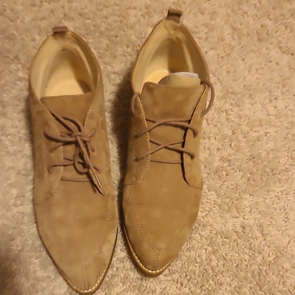 Tan Oxford Shoes with Suede Finish and Rounded Toe